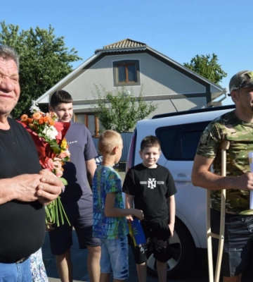 У Новоселиці урочисто з квітами зустріли Героя, який повернувся додому з полону