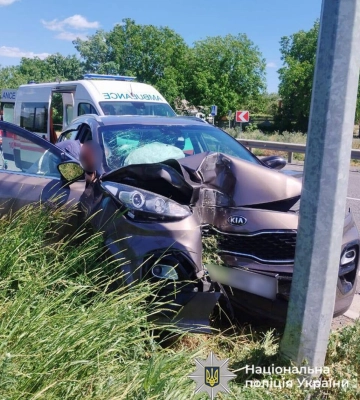 На Звенигородщині літній водій в’їхав у ліхтар: постраждала його пасажирка (ФОТО)