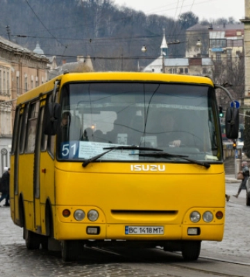 У Львові звільнили водія автобуса, який проігнорував хвилину мовчання і кричав на військового