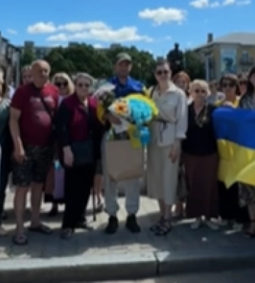 «Ми ж хлопці з Волині»: Ковель зустрів звільненого з полону Василя Гуляча