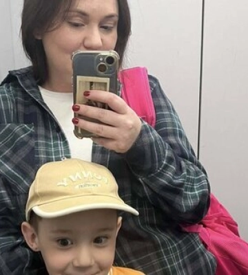 Невідомий вистрілив в авто ветеранки Дворецької у Києві. ФОТО