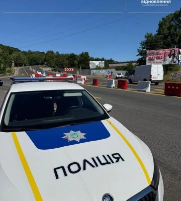 На одній із вулиць Залізничного району Львова оновлюють дорожнє покриття
