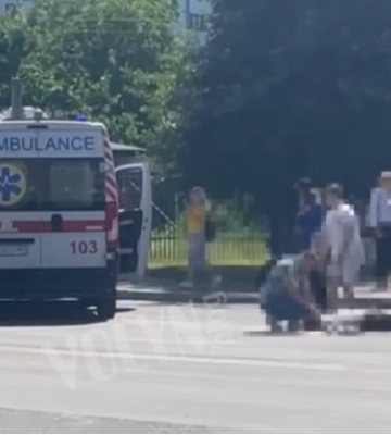 У Луцьку на проспекті Відродження легковик збив жінку. Відео