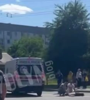 У Луцьку на Відродження легковик збив дівчину. Відео