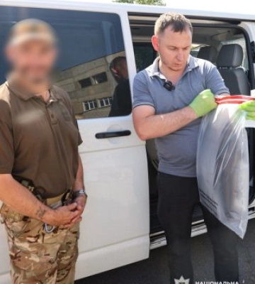 Викрав особисті речі з військового авто: у Миколаєві поліцейські затримали чоловіка за підозрою у вчиненні крадіжки