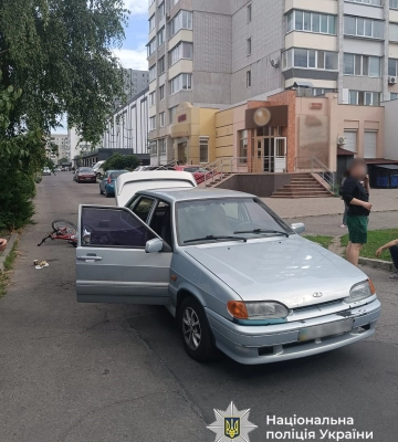 У Черкасах неповнолітній велосипедист потрапив під легковик та до лікарні. ФОТО