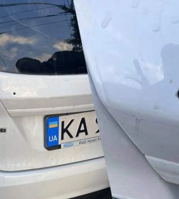 Неизвестный стрелял в авто ветерана "Вернись живым": пуля едва не попала в ее сына