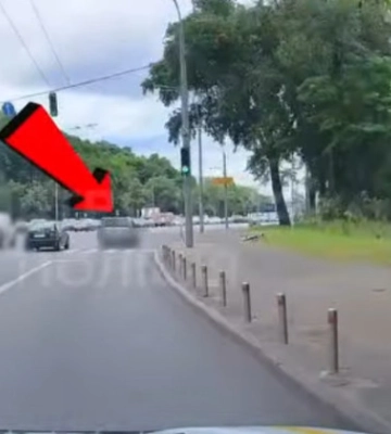 В Киеве наказали водителя, который проехался по полосе для общественного транспорта — видео