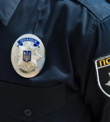 У Дніпрі чоловік влаштував погром в АТБ та чіплявся до перехожих (ВІДЕО)