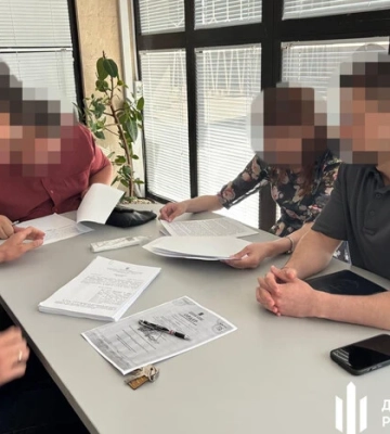 На Запоріжжі поліцейський і адвокатка підозрюються у заволодінні квартирами померлих