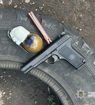 У Ніжині пильні поліцейські вилучили у перехожого вогнепальну зброю та гранату