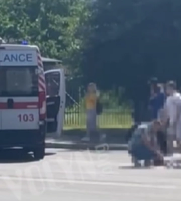 У Луцьку на проспекті Відродження легковик збив жінку (Відео)