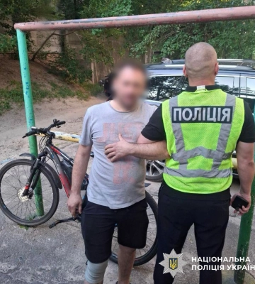 Київські поліцейські затримали чоловіка, який обстріляв автівку, що в ній їхали волонтерка з дитиною. ФОТО
