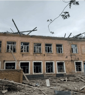 Обстрел Краматорска пятью дронами: повреждены учебное заведение и дома