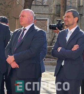 &quot;Рішуче засуджуємо такі дії Росії&quot;: посли ОБСЄ відвідали місце влучання ракети РФ у будинок в Соломʼянському районі Києва