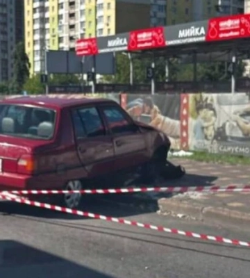 ДТП на проспекті Палладіна: розбита автівка четвертий день стоїть на дорозі 