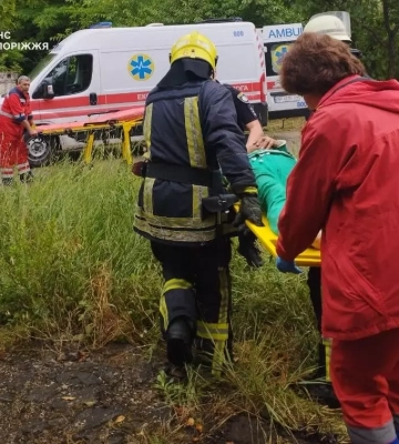 У Запоріжжі бійці ДСНС врятували жінку, яка впала у колодязь. ФОТО