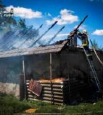 У Львівському районі пожежники врятували від знищення вогнем одразу чотири будівлі