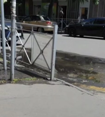 Это из-под "вождя" течет: в центре оккупированного Мелитополя текут реки из нечистот (видео)