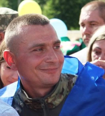 Звільненому з полону військовому передали ключі від квартири у Долинській 