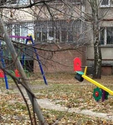 У Полтаві завезли пісок вже на 400 дитячих майданчиків