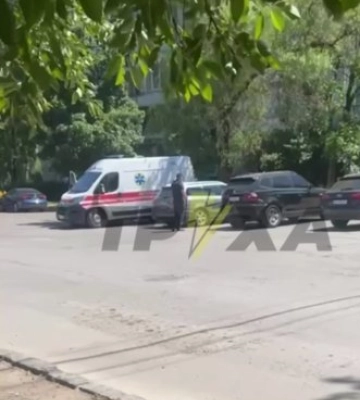 Трагічна знахідка в Ужгороді: Тіло людини виявлено в автомобілі