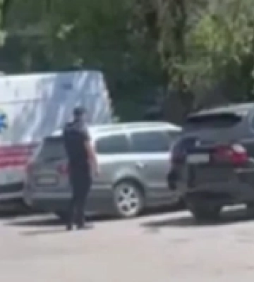 Трагічна знахідка в Ужгороді: Тіло людини виявлено в автомобілі