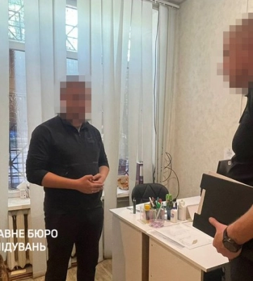 Повідомлено про підозру працівнику ТЦК з Дніпра, який незаконно списав з військового обліку 17 чоловіків
