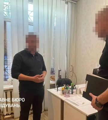 Працівник ТЦК у Дніпрі незаконно "списав" 17 чоловіків, один з них - його рідний брат