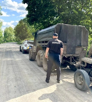Рокитнівські поліцейські викрили чоловіка на незаконному видобутку бурштину