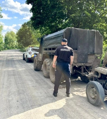 Рокитнівські поліцейські викрили чоловіка на незаконному видобутку бурштину