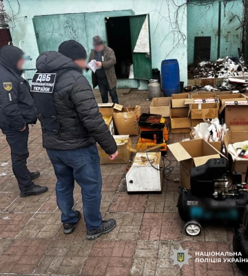 Житель Харкова разом з двома знайомими облаштували підпільний цех з виробництва цигарок — поліція