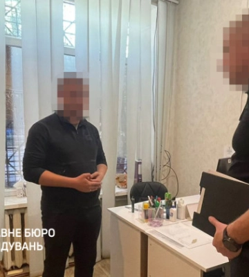 Військовослужбовець ТЦК з Дніпра зняв з обліку 17 чоловіків, включно з братом: ДБР повідомило про підозру