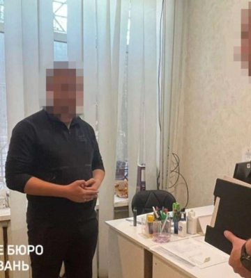 Працівник ТЦК у Дніпрі незаконно "списав" 17 чоловіків, один з них - його рідний брат
