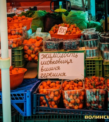 Померзли через холодну весну: почім продають ягоди на луцькому ринку. Фоторепортаж