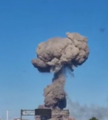 Поблизу АЗС у Житомирі пролунали вибухи, видніється дим