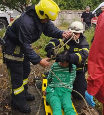 У Запоріжжі бійці ДСНС врятували жінку, яка впала у колодязь (ФОТО)