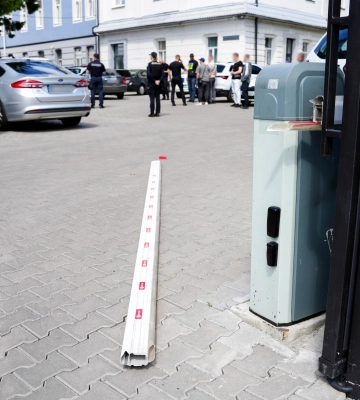 У Рівному водій тікав від патрульних, збив шлагбаум та заїхав на.. територію відділку поліції. ФОТО