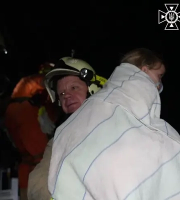 В Одесі дрон влучив у багатоповерхівку, одна з парадних зазнала значних ушкоджень — мерія та ДСНС показали наслідки