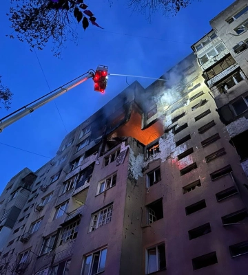 Ворожий дрон влучив у 9-поверхівку в Одесі: виникла пожежа, 5 постраждалих