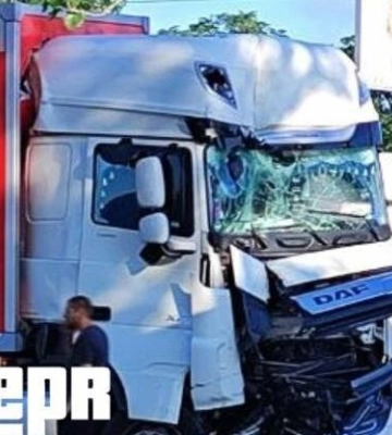 "Нова Пошта" в ДТП: на лівому березі Дніпра паралізовано рух