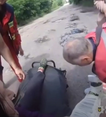 Поліцейські з Середина-Буди евакуювали жінку з поламаною ногою з-під обстрілів (відео)