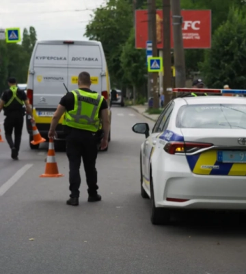 На проспекті Богдана Хмельницького у Дніпрі Citroen «Укрпошти» збив чоловіка