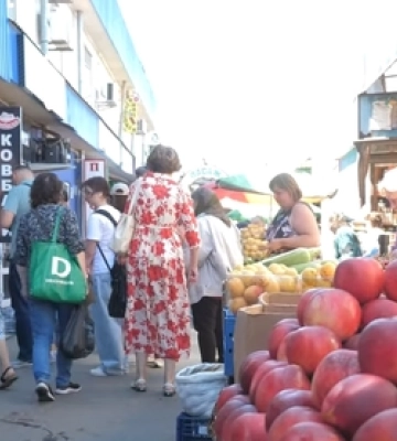 На ринках у Луцьку – шалені черги за продуктами: що там скуповують (відео)