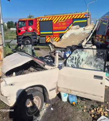 У Дніпрі на Полтавському шосе легковик врізався в опору — двох жінок затисло в автівці