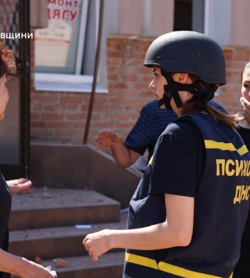 Рятувальники ліквідовують наслідки ворожого удару по Полтаві