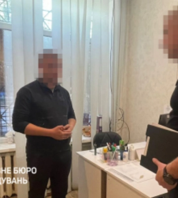 Работник ТЦК списал с военного учета своего брата и еще 16 мужчин