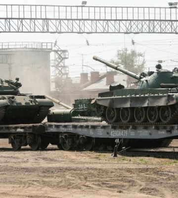 З порту Маріуполя вивезли танки та БМП — колони рушили у бік Запорізької області