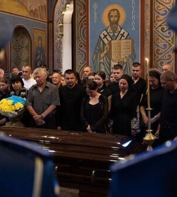 З пілотом F-16 Максимом Устименком, який загинув під час відбиття атаки РФ, попрощалися у Києві. ФОТОрепортаж
