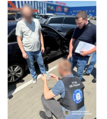 В Одесі затримали чоловіка, який за $9 тисяч обіцяв влаштувати знайомого в СБУ